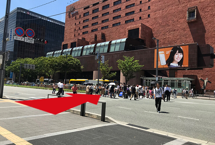 「西日本シティ銀行」前の横断歩道を渡る