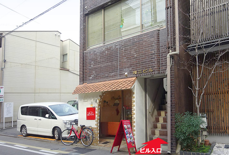 京都相談室は2階にございます。階段より2階までお越しください ※階段の段差が急です