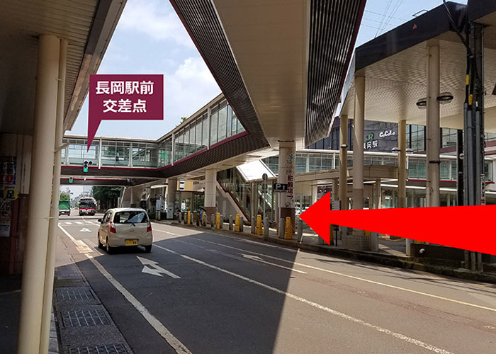 長岡駅前交差点まで進む