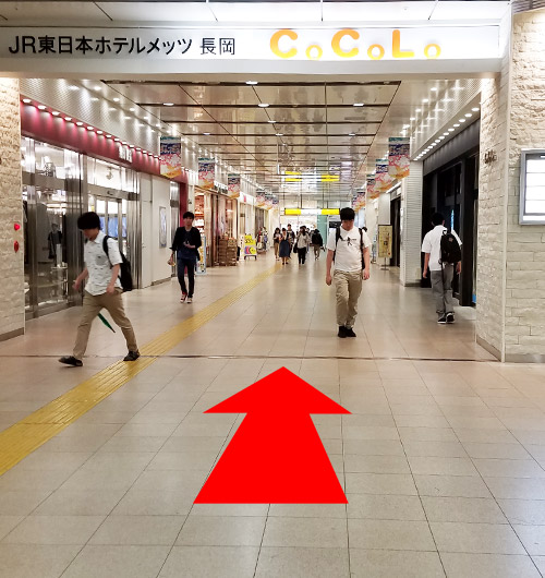 長岡駅改札を出て、駅構内の通路を進む