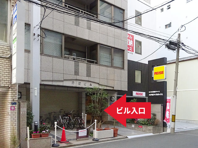 左手側、道路より少し奥まったところ「片岡ビル」、大阪相談室は6階です