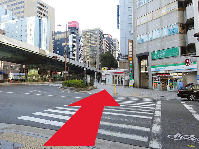 少し進むと、道路の反対側へ渡る横断歩道が見えますので、そこを渡って道なりに進みます※この先しばらくゆるい登り坂が続きます