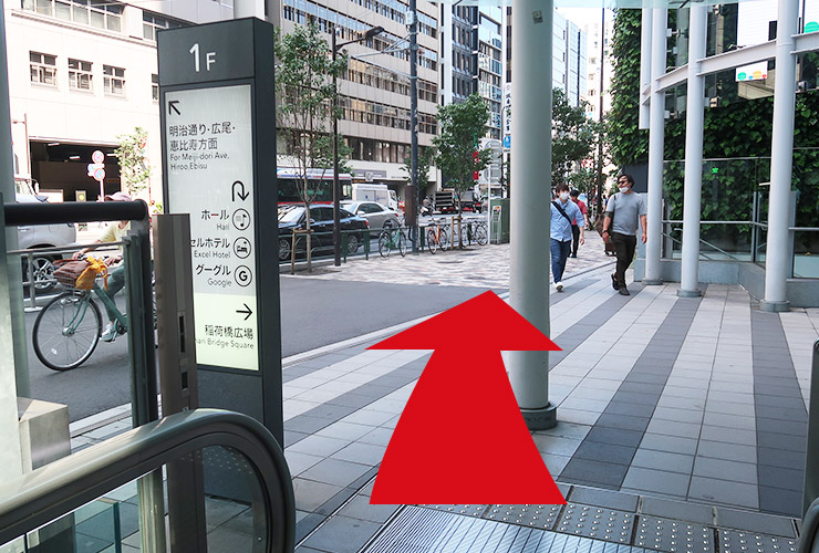 渋谷駅から地上へ（渋谷警察署・渋谷ストリーム方向）