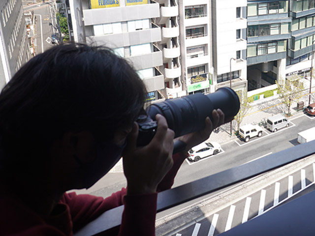 カメラ：一眼カメラ＋望遠レンズ